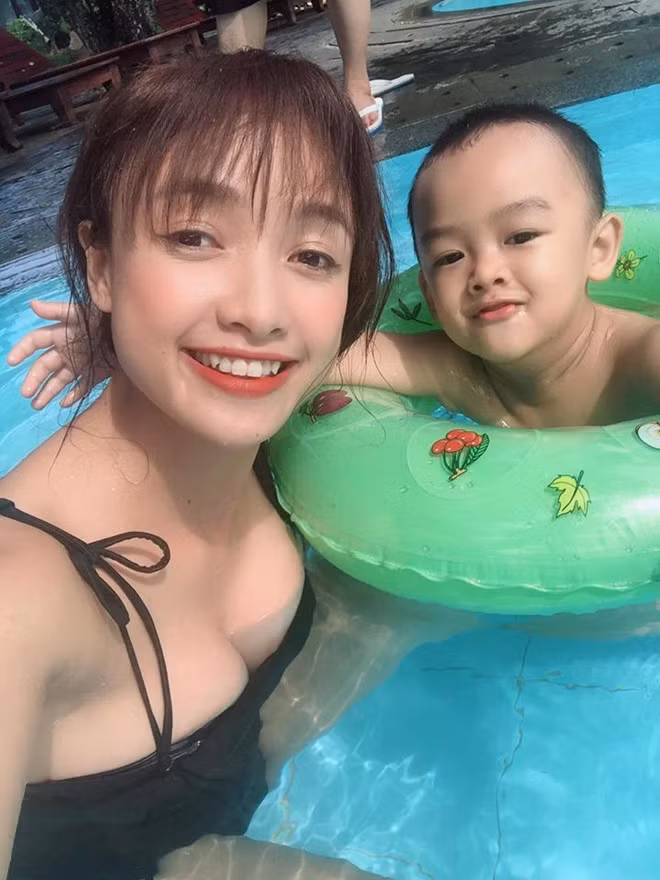 Le Be La dang anh mac bikini khoe ve quyen ru