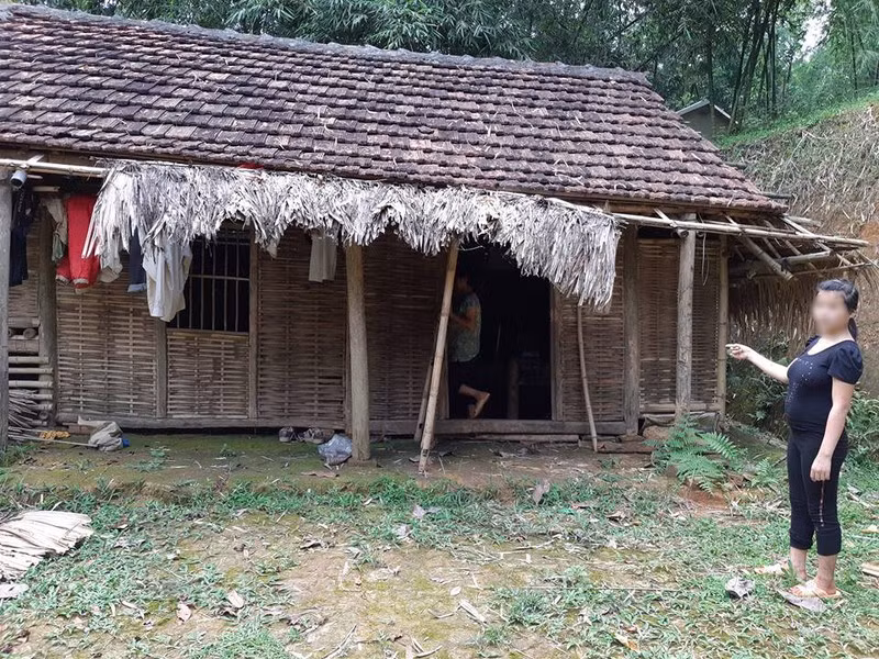  11. Bố đi làm xa, bé gái 15 tuổi bị bác ruột hiếp dâm: Ngày 8/5, anh N.V.Q (SN 1967, trú huyện Ngọc Lặc, Thanh Hóa) đã gửi đơn lên cơ quan công an huyện Ngọc Lặc tố cáo sự việc con gái mình là N.T.M (15 tuổi, trú tại làng Lau, xã Phụng Giáo, huyện Ngọc Lặc, Thanh Hóa) bị chính bác ruột hiếp dâm dẫn đến có thai, sinh em bé. (Ảnh: Saostar)