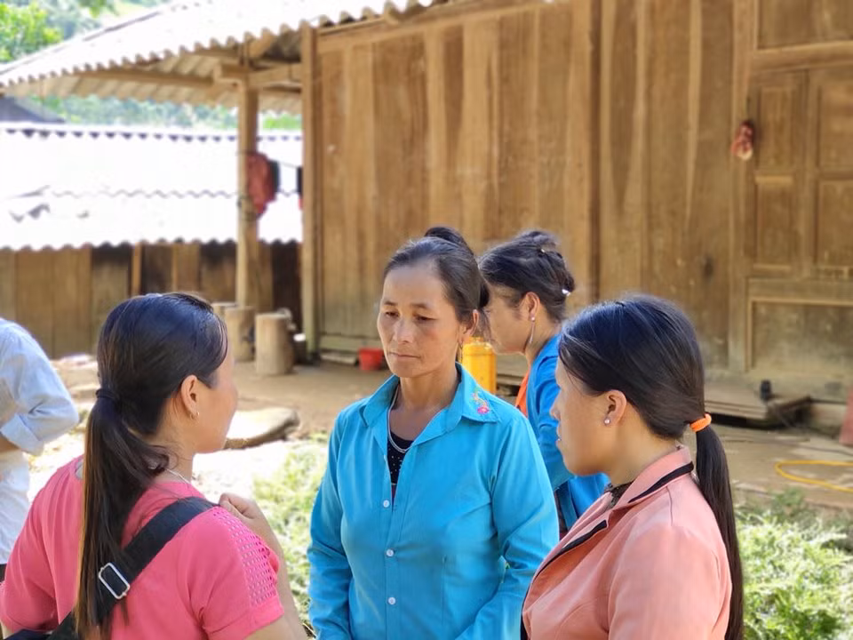 Cong an xa hy sinh khi giup dan chay lu: Vo con khoc ngat trong dam tang-Hinh-3