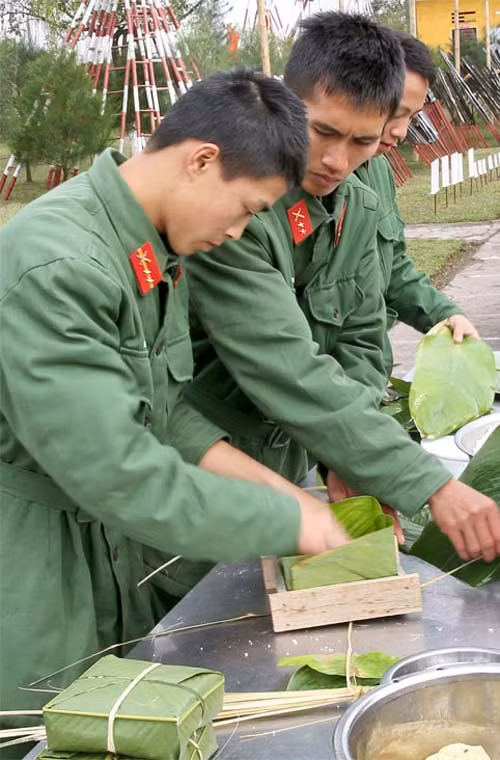 Chiến sĩ Trung đoàn 8, Sư đoàn 365 (Quân khu 3) thi gói bánh chưng – Xuân Ất Mùi đã về khắp các đơn vị trong toàn quân.