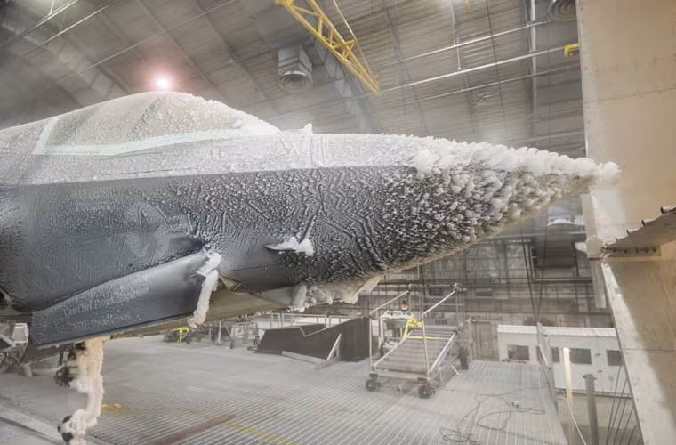 Mũi và phần thân tiêm kích tàng hình F-35B của Mỹ bị đóng băng trong cuộc thử nghiệm khả năng chống chịu thời tiết của Lockheed Martin.