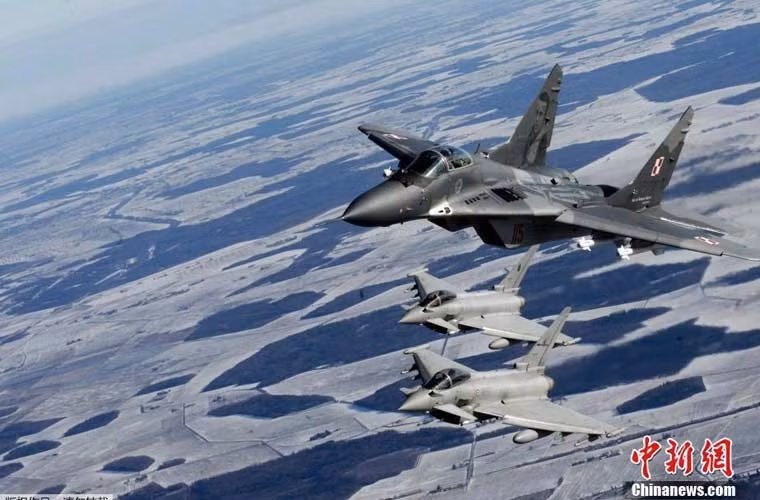Ảnh tiêm kích MiG-29 Không quân Ba Lan sát cánh cùng tiêm kích Typhoon Italy trong chuyến bay tuần tra vùng Baltic.