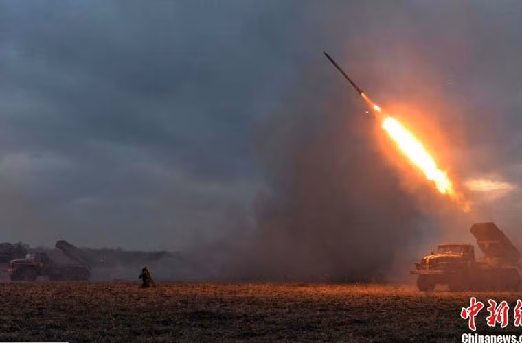 Đạn rocket 122mm rời bệ pháo phản lực phóng loạt BM-21 Grad Quân đội Ukraine tấn công mục tiêu quân ly khai miền Đông.
