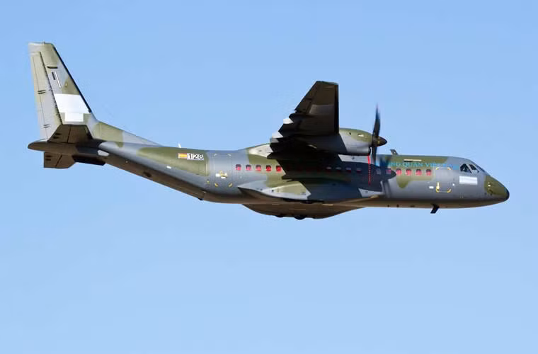 Anh QS an tuong tuan: may bay C-295 thu 2 cua VN