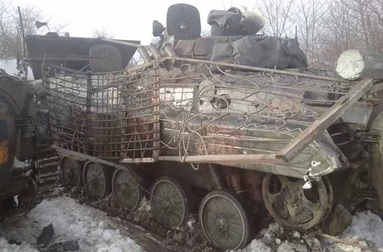 Xe chiến đấu bộ binh BMP-2 của Quân đội Ukraine bị “đánh tan nát” ở ngoại vi thành phố Debaltseve, nơi trong những ngày qua diễn ra các cuộc giao tranh dữ dội với lực lượng ly khai miền đông.
