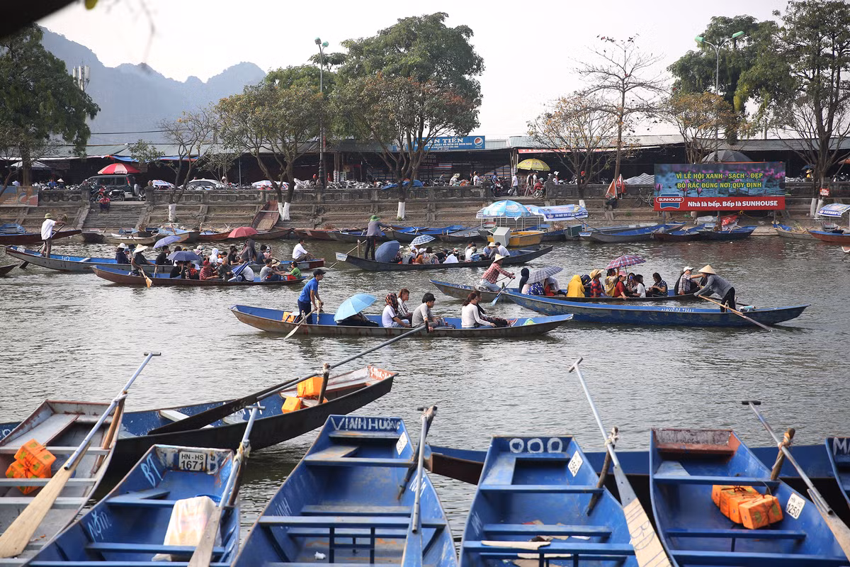 Trước đó, lãnh đạo UBND xã Hương Sơn (huyện Mỹ Đức, Hà Nội) cho biết, năm nay tăng gần 400 chiếc đò so với năm trước để phục vụ du khách trẩy hội chùa Hương. Giá vé tham quan và đi đò chùa Hương mùa lễ hội năm 2019 vẫn bằng những năm trước, với mức giá 80.000 đồng/vé tham quan và vé đò 50.000 đồng/lượt/đi về sau đó sẽ thanh toán 100% cho người chèo đò, Nhà nước không thu.