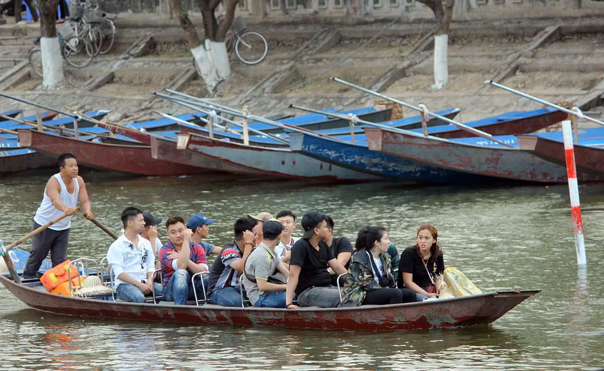 Những chiếc đò ở chùa Hương sẵn sàng phục vụ du khách.