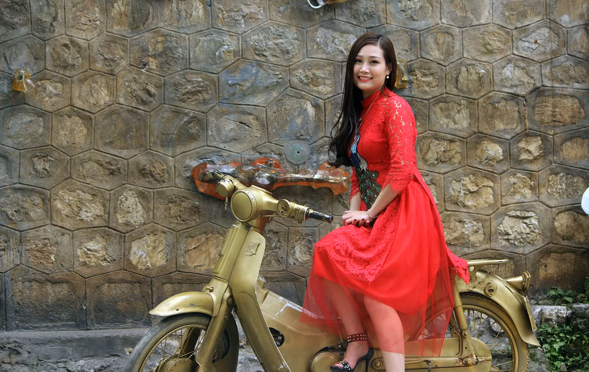 Những cô gái xinh đẹp lựa chọn những chiếc áo dài thướt tha với đủ màu sắc sặc sỡ từ truyền thống đến cách tân để "làm duyên làm dáng".