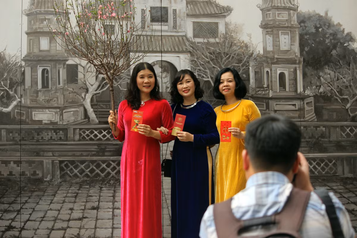 Nhiều người diện trang phục đẹp, cùng bạn vè lưu lại những bức ảnh ý nghĩa trên con phố này.