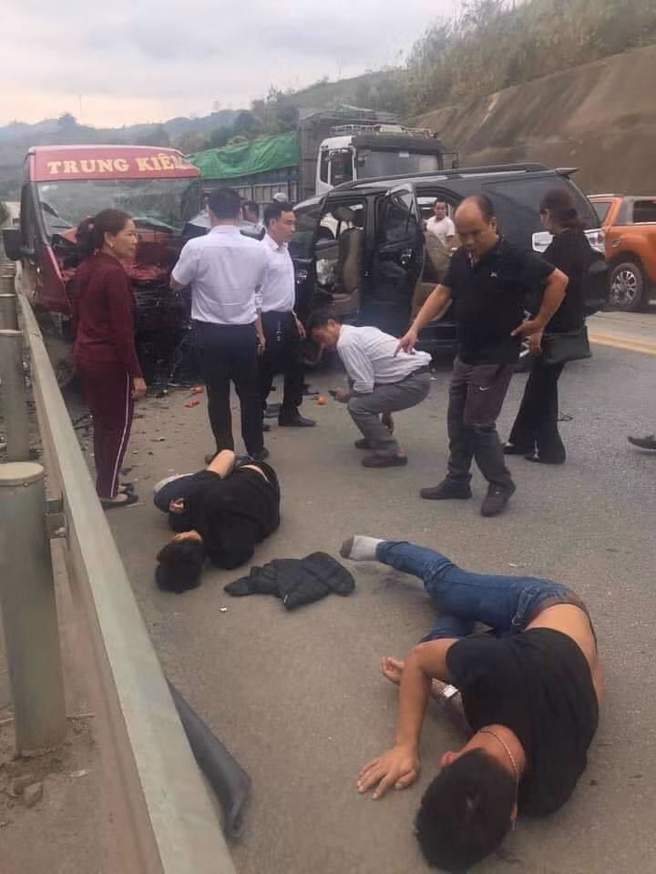 Vu o to dam nhau tren cao toc Noi Bai - Lao Cai: 12 nguoi thuong vong