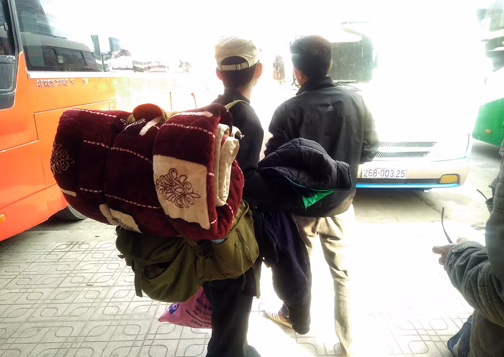 Người đàn ông đem theo nhiều chăn màn, quần áo rời Hà Nội về quê đón Tết cổ truyền với người thân, gia đình.