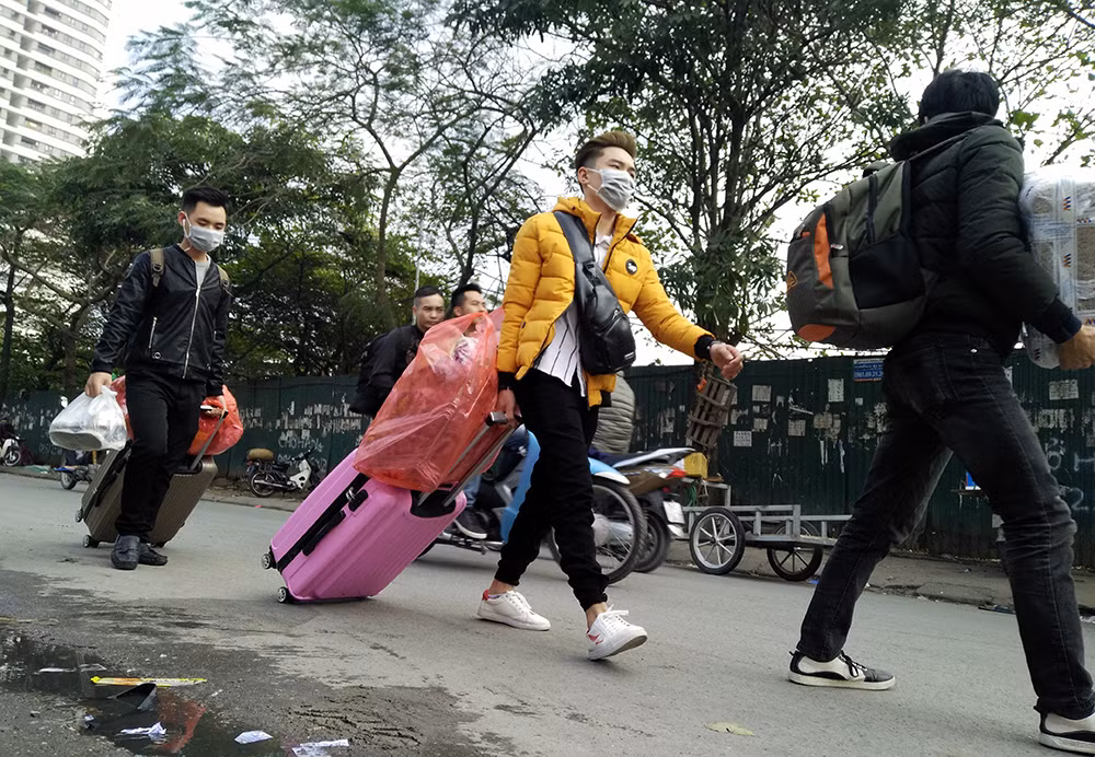 Ai nấy cũng rất vội vàng, và mong sớm được về với gia đình sau quãng thời gian học tập, làm việc xa nhà, xa quê hương.
