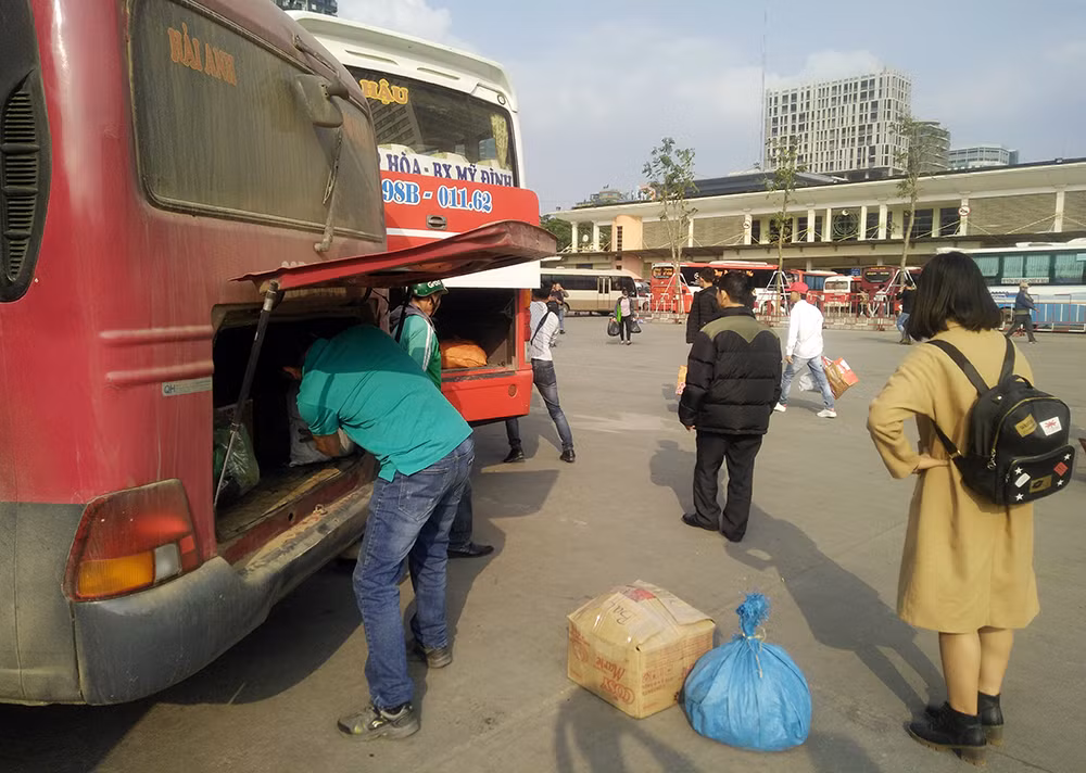 Theo quan sát của PV Kiến Thức, trong chiều nay các tuyến xe chạy từ bến Mỹ Đình đi các tỉnh chưa xuất hiện tình trạng quá tải.