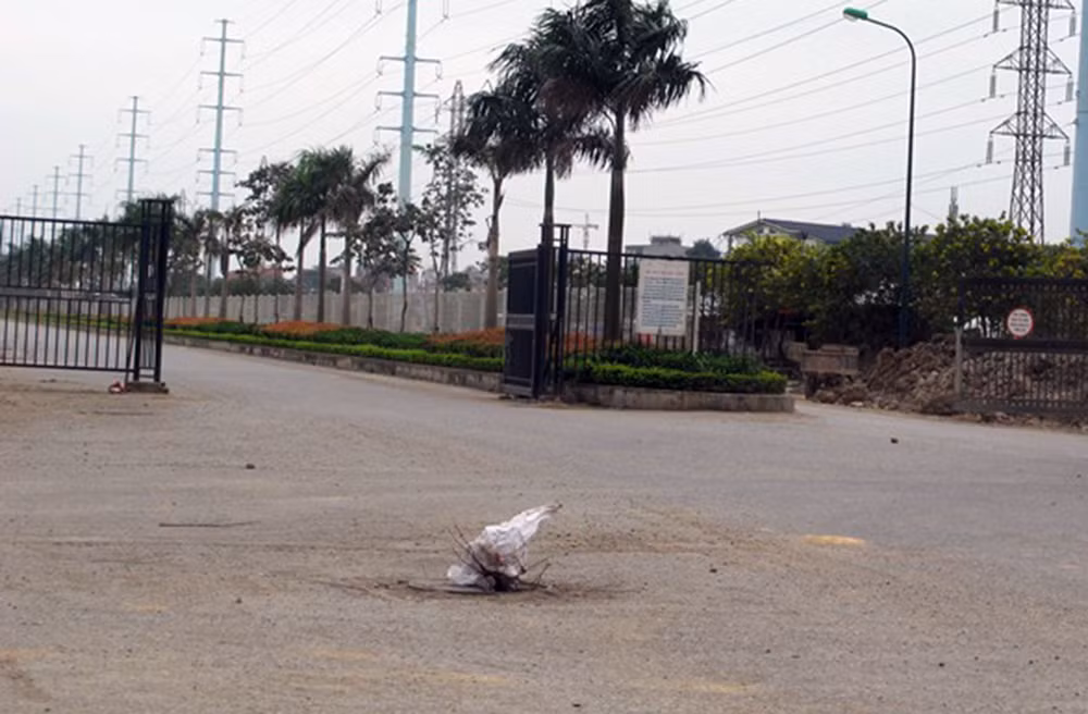 Nhiều đoạn còn xuất hiện tình trạng hố ga bị hư hỏng, người đi đường phải tạm thời cắm que hoặc bao tải để cảnh báo để những người khác biết.