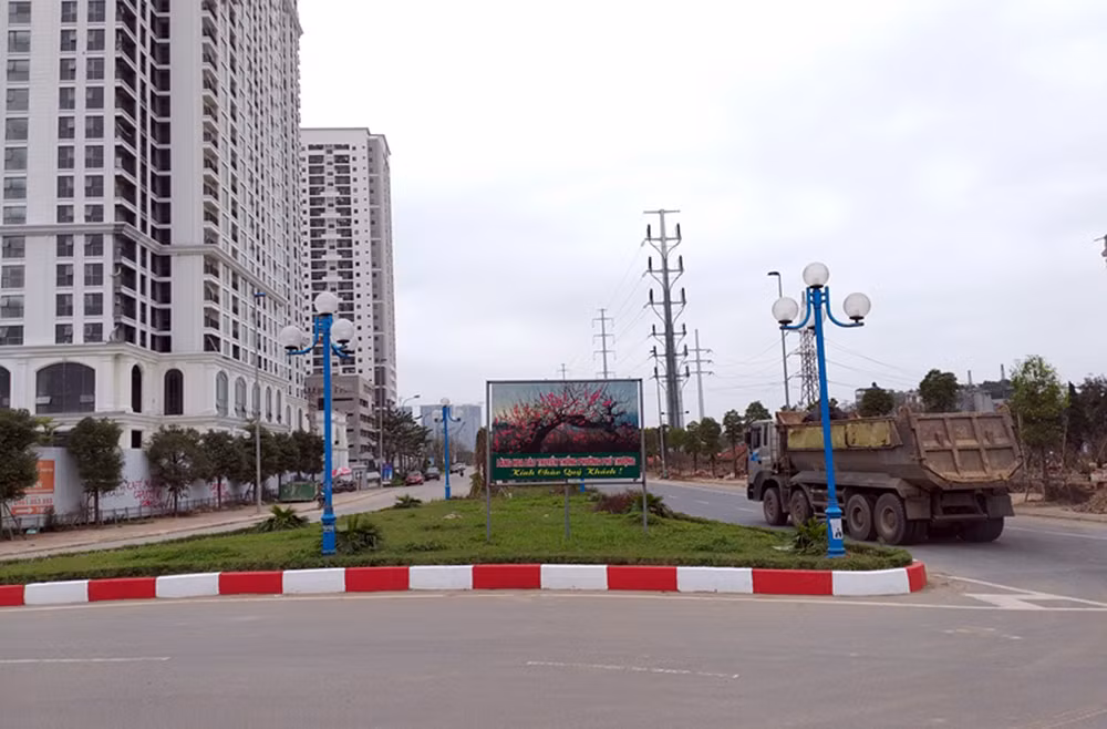 Những chiếc xe ô tô tải thì hoạt động liên tục trên tuyến đường này. Trước sự việc, trao đổi với PV lãnh đạo UBND phường Phú Thượng lại cho rằng con đường này thuộc phạm vi quản lý của Công ty TNHH phát triển Khu đô thị Nam Thăng Long, còn việc đổ đất ra đường là do… người dân (!?).