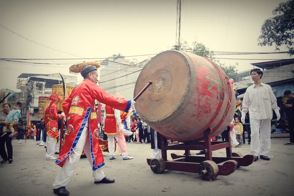 Các cụ cao niên trong làng sẽ đánh trống "hộ tống" đoàn rước kiệu và đội múa đi xung quanh trong làng.