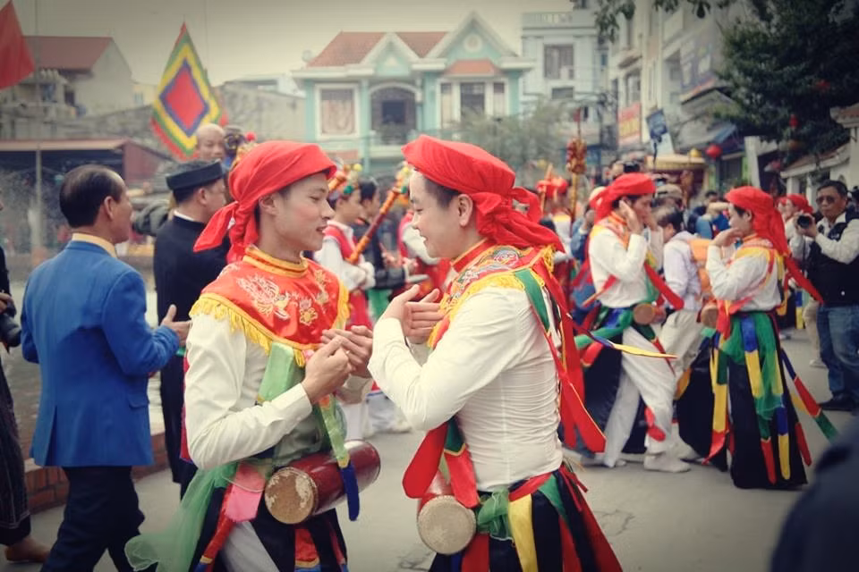 Điệu múa "Con đĩ đánh bồng" được thực hiện bởi 5 cặp đôi trai giả gái làng Triều khúc. Các thanh niên làng ngoài việc tô son thoa phấn, họ còn chít khăn, mặc áo mớ ba mớ bảy, nhưng phải đưa mắt lúng liếng, nhảy múa, lắc lư uyển chuyển, nhịp nhàng để bà con tán thưởng.