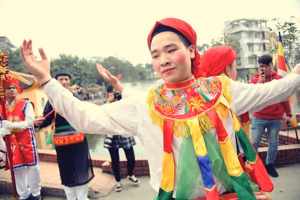 Trai lang to son, danh ma hong mua “Con di danh bong” o Ha Noi