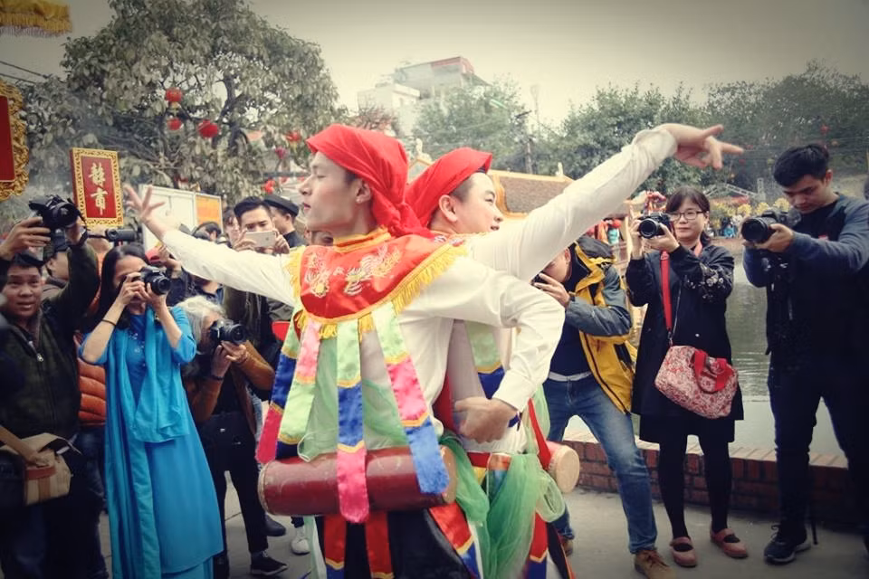 Kể từ đó hằng năm cứ vào ngày 9 đến 12 tháng Giêng, dân làng nơi đây lại tổ chức lễ hội rước Thành hoàng Phùng.