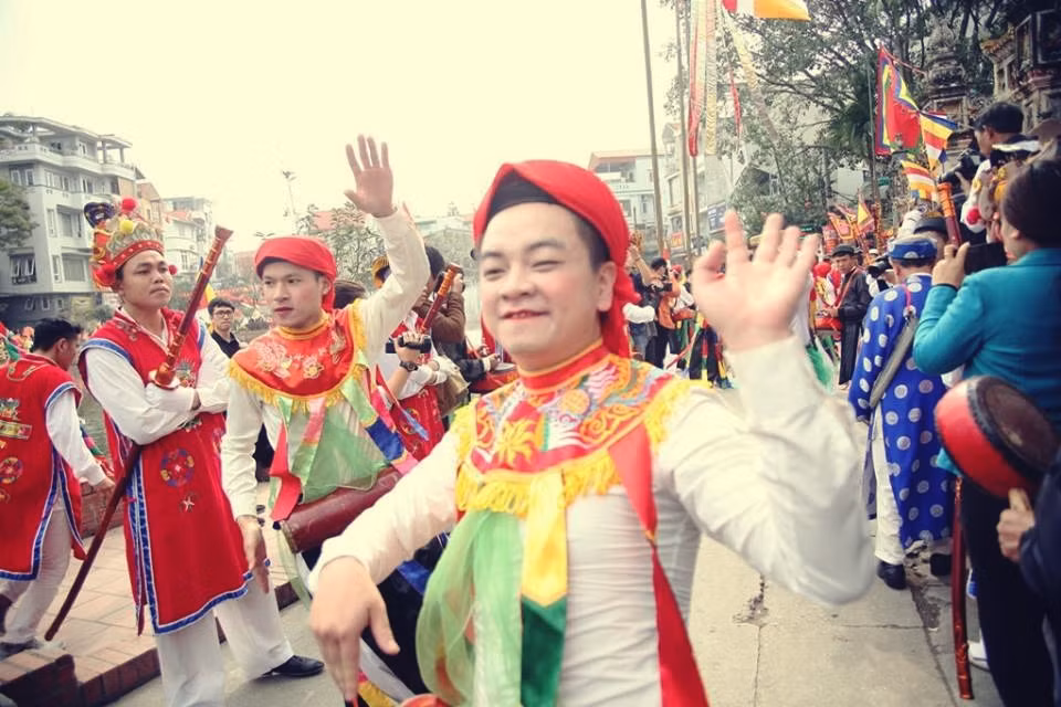 Động tác của người múa vừa mềm dẻo vừa mạnh mẽ, ai trong đội múa cũng tươi cười.