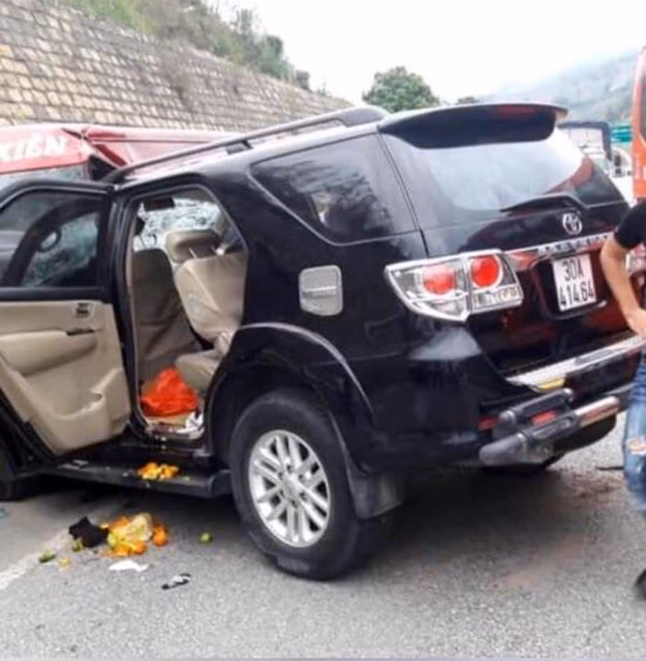 Nhiều vật dụng, đồ đạc trên cả hai xe bị văng tung tóe ra ngoài.