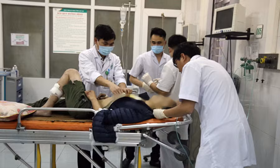 Theo ông Hùng, đến khoảng 2h30 rạng sáng nay (14/2), bệnh viện đã chuyển 3 nạn nhân người Hà Nội xuống Hà Nội tiếp tục điều trị theo nguyện vọng gia đình. Những người còn lại hiện đang nằm điều trị ở Bệnh viện Đa khoa tỉnh Lào Cai, tình hình sức khỏe đều rất ổn định. (Ảnh: Báo Lào Cai).
