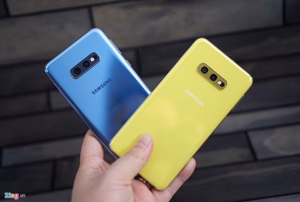 Galaxy S10e trang bị viên pin 3.100 mAh, vẫn hỗ trợ PowerShare (sạc không dây cho thiết bị khác). Máy có các phiên bản RAM 6 hoặc 8 GB tương ứng với dung lượng 128 hoặc 256 GB. Trong khi S10 và S10+ có RAM mặc định 8 GB (tối đa 12 GB với S10+ bản đặc biệt), dung lượng 128 hoặc 512 GB.
