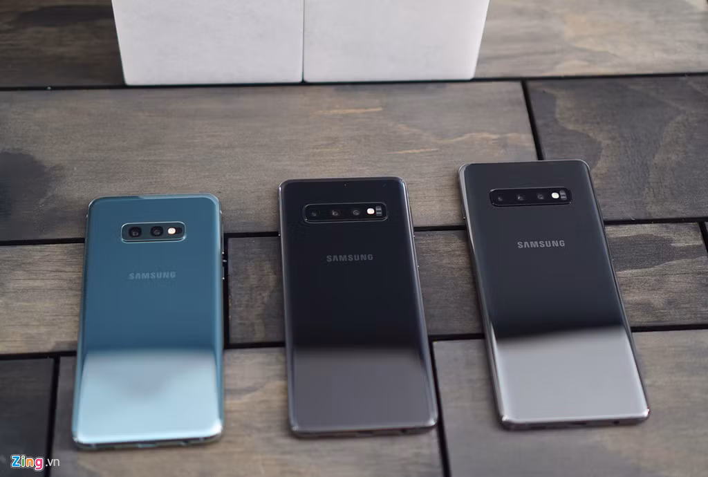 S10e (phải) đọ dáng với bộ đôi S10 và S10+. 3 sản phẩm sẽ ra mắt tại Việt Nam vào ngày 26/2. Trong khi S10 được dự đoán có giá khoảng 23 triệu đồng thì người ta vẫn chưa biết được mức giá của S10e sẽ ra sao.