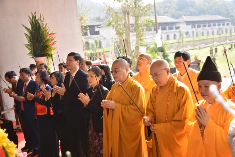 Ngoài ra, người dân và du khách về với lễ khai hội Yên Tử cũng sẽ được tham gia các trò chơi dân gian như chọi gà, kéo co, ném còn, giải Cờ tướng Kỳ vương Yên Tử; được thưởng thức các màn biểu diễn văn nghệ truyền thống tại khu vực đình làng hành hương Yên Tử; biểu diễn nghệ thuật, múa Rồng, Lân, võ thuật cổ truyền; trưng bày hoa, cây cảnh, Hoa Mai Vàng Yên Tử.