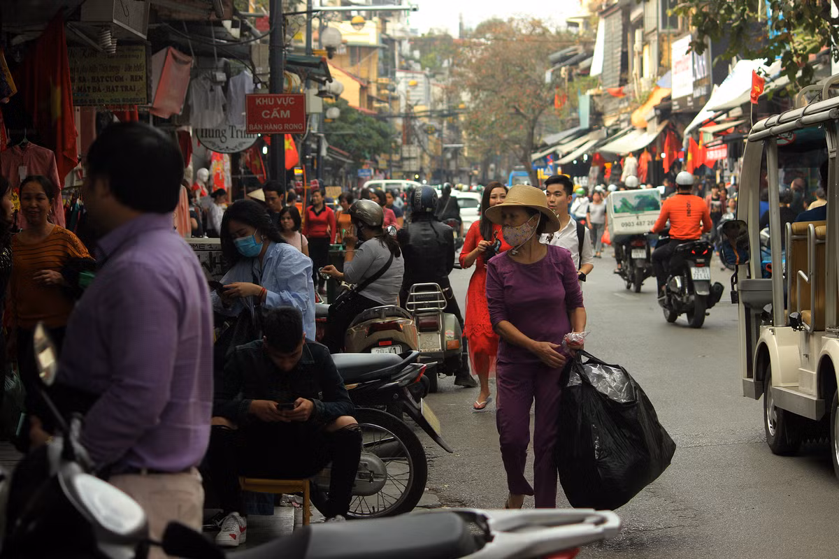 Hầu hết các chủ cửa hàng đều chiếm dụng hết phần vỉa hè trước cửa hàng của mình.