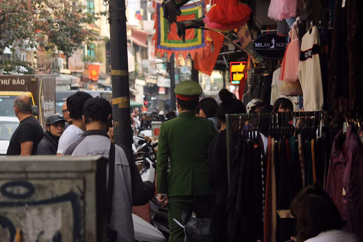 Thậm chí thời điểm PV ghi nhận có bóng dáng lực lượng công an đi tuần tra nhưng họ chỉ "nhắc nhẹ" rồi nhanh chóng lướt qua.