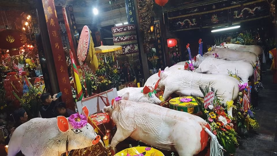 Sau khi làm lễ xong, các xóm sẽ rước “ông lợn” của xóm mình quay trở lại nhà rồi lần lượt chia thịt cho nhau như để phát lộc.