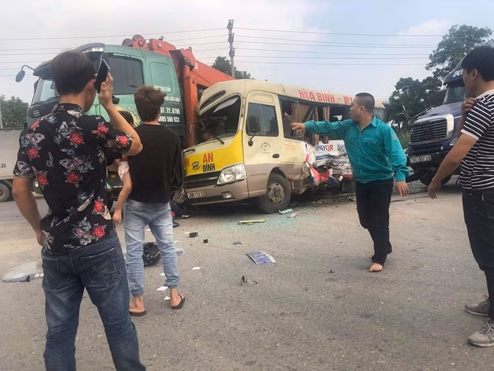 Tai nan lien hoan tren Dai lo Thang Long, 3 nguoi thuong vong-Hinh-3