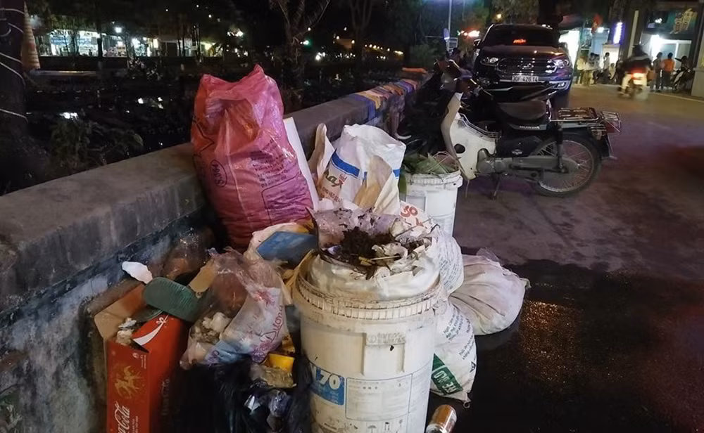 ... hoặc chất thành từng đống trên đường dọc bên bờ suối Yến.