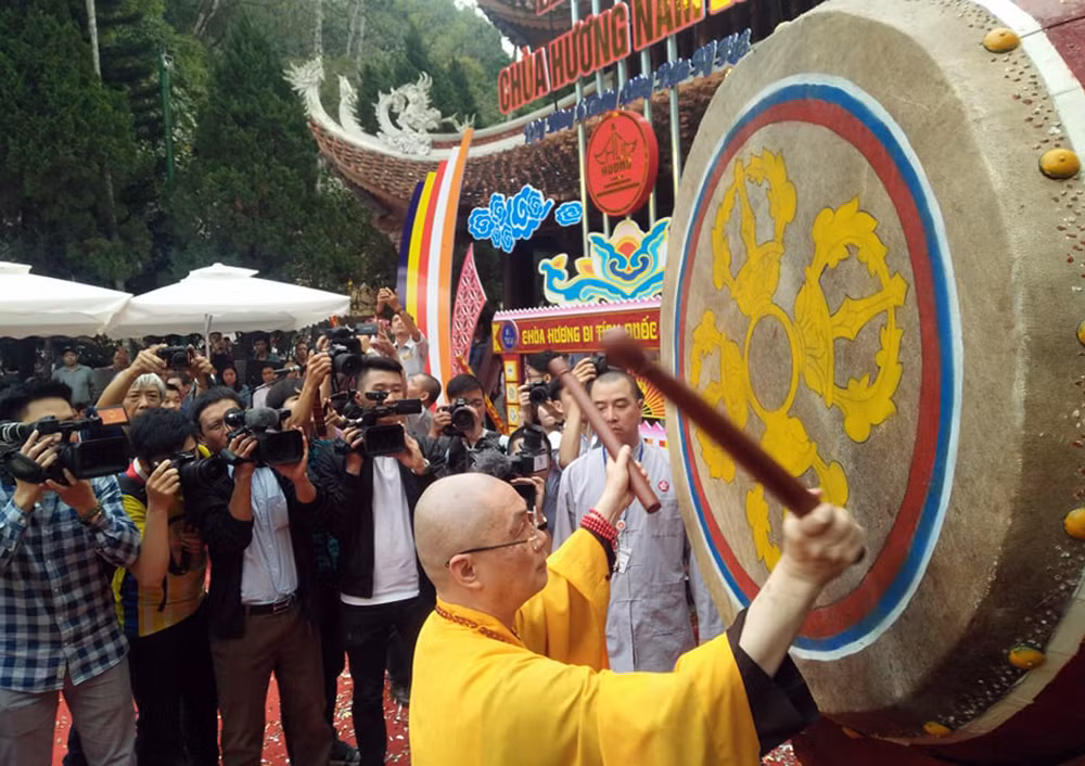 Ngay sau đó, Thượng tọa Thích Minh Hiền lên đánh trống khai mạc lễ hội. Theo ban tổ chức, Lễ hội chùa Hương năm 2019 có chủ đề "Lễ hội kỷ cương - Văn minh du lịch", đẩy mạnh công tác quản lý nhà nước về du lịch và tổ chức lễ hội. Đặc biệt, huyện xác định lễ hội năm 2019 phải bảo đảm "an toàn, văn minh, lịch sự đạt hiệu quả cao".