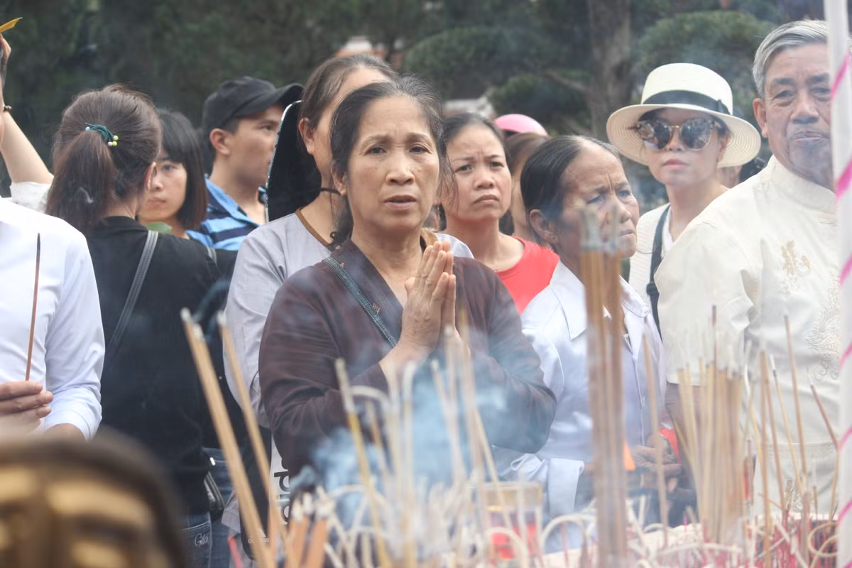Ai nấy đến chùa Hương cũng cầu mong năm mới gặp được những điều tốt lành nhất.