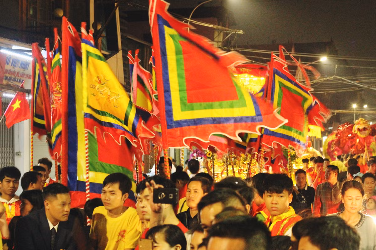 Hang nghin nguoi chen chan xem ruoc “ong lon” khong lo o Ha Noi