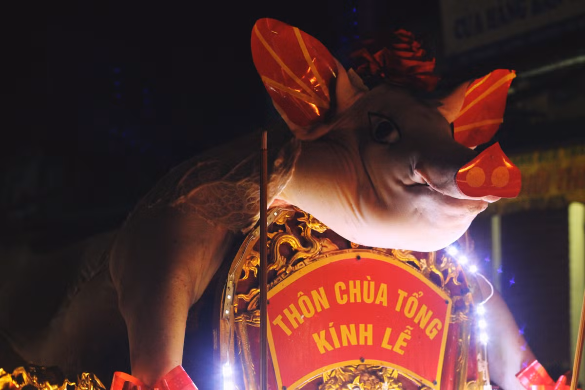 Theo các cụ cao niên ở La Phù, lễ hội rước “ông lợn” của xã có từ bao đời nay. Lễ hội diễn ra là để tưởng nhớ công ơn ông Tĩnh Quốc Tam Lang dưới thời Hùng Duệ Vương thứ 6 đã có công gìn giữ bờ cõi. Trước mỗi khi lên đường đi đánh giặc, Tĩnh Quốc Tam Lang lại mổ lợn, thổi xôi khao quân.