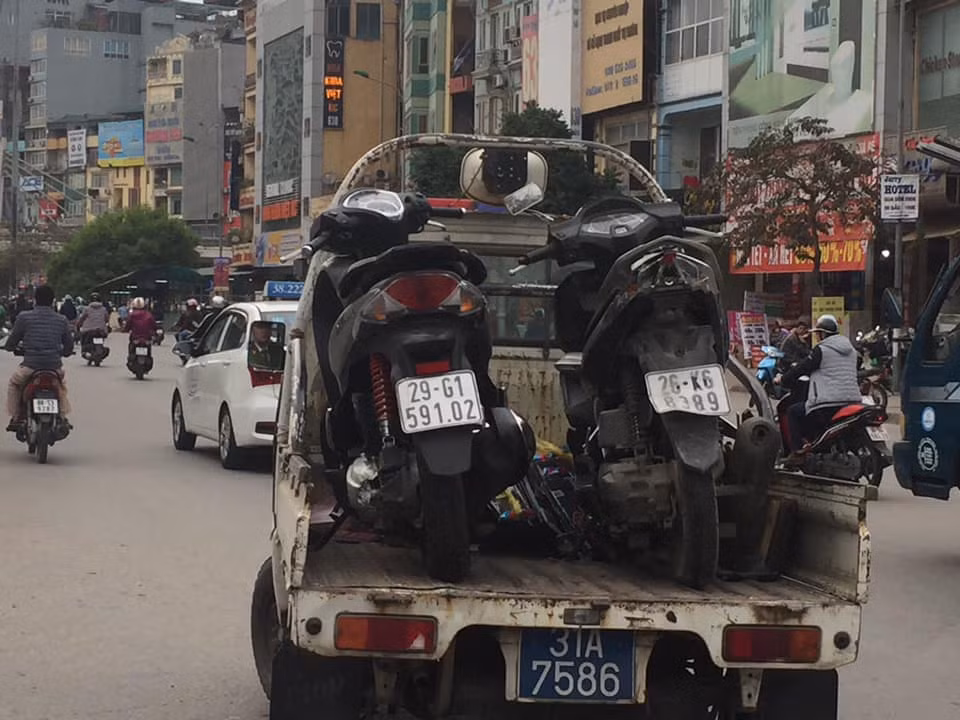 Tiếp nhận tin báo, lực lượng chức năng đã có mặt tại hiện trường điều tra xử lý vụ việc. Những chiếc xe gặp nạn nhanh chóng được đưa ra khỏi hiện trường để đảm bảo thông thoáng giao thông. Nguyên nhân xảy ra tai nạn đang được cơ quan chức năng làm rõ.