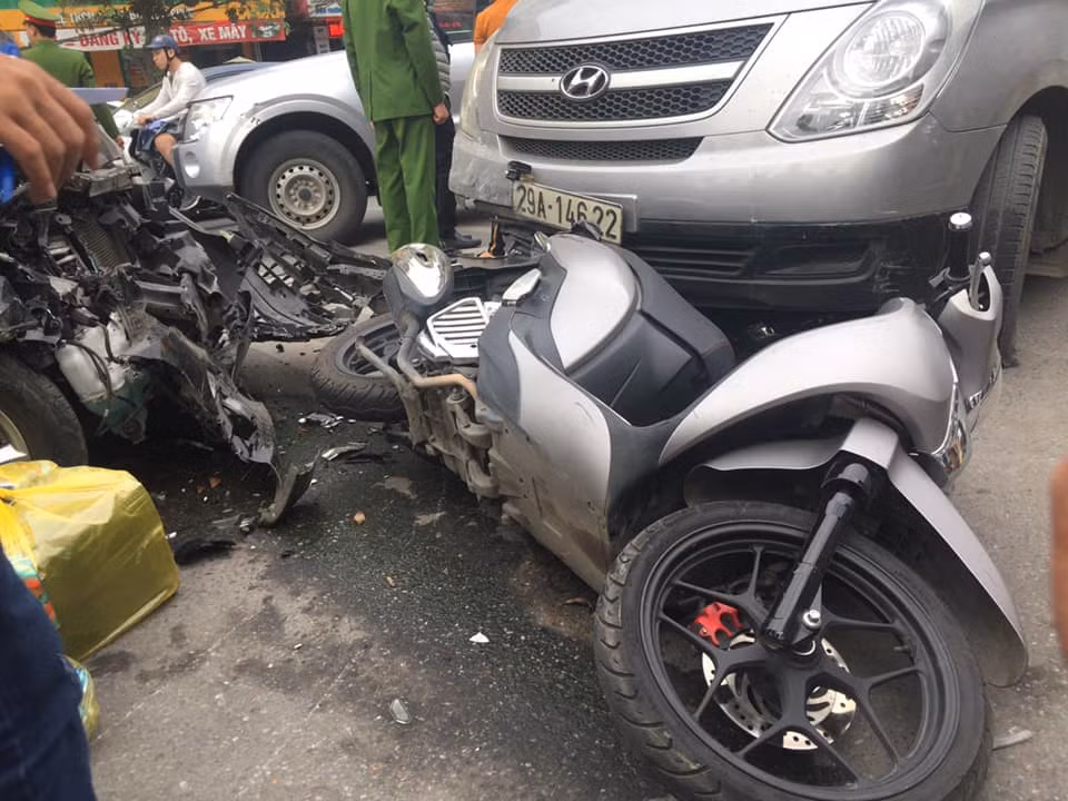 Tại hiện trường chiếc xe Mazda gây tai nạn bị hư hỏng nặng phần đầu, bị bung túi khí, hai chiếc xe máy bị hư hỏng nhẹ. Tài xế ô tô gây tai nạn đã rời khỏi hiện trường ngay sau đó.