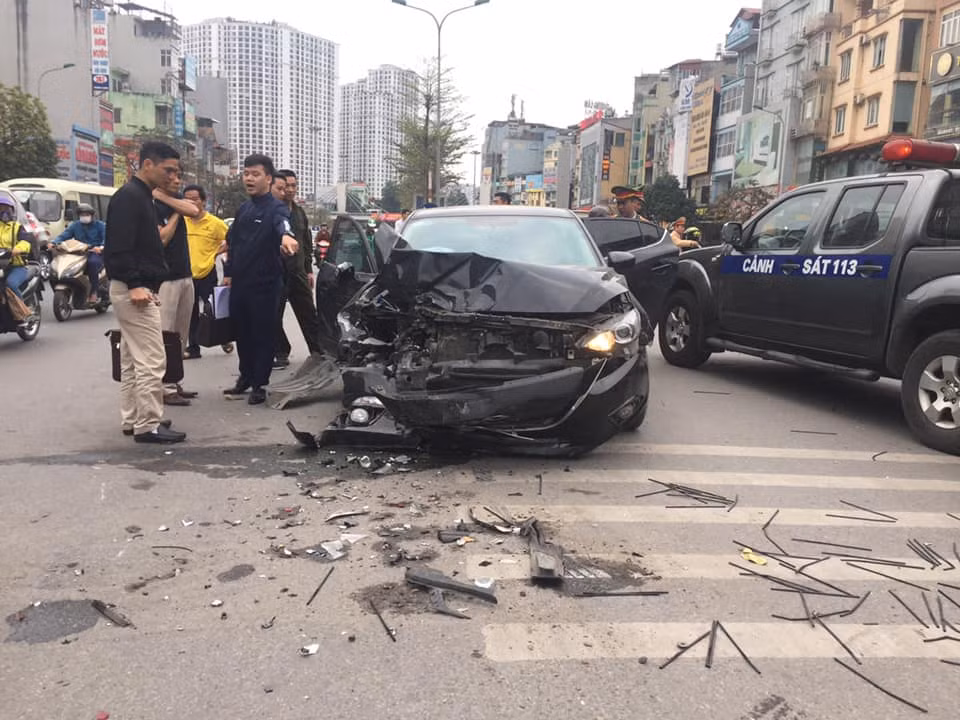 Chưa dừng lại, chiếc ô tô còn đâm thẳng vào một chiếc xe máy Sh biển kiểm sát Hà Nội do một cô gái điều khiển.