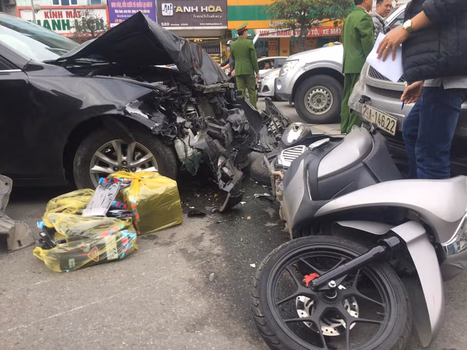 Vụ tai nạn giao thông ô tô Mazda đâm liên hoàn xảy ra vào khoảng 15h50 ngày 14/2, tại khu vực trước cửa số nhà 341 đường Trường Chinh (quận Thanh Xuân, TP Hà Nội).