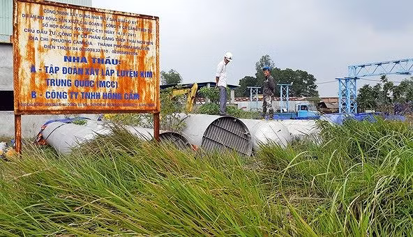 Khu vực lò cao với nhiều thiết bị máy móc hiện đại cũng dở dang, chưa hoàn thiện. Trong khi đó, nhiều nhà xưởng, kho chứa vật liệu như nhà hoang, xuống cấp trầm trọng. Một góc khuôn viên các phân xưởng là nơi để vật liệu, thiết bị đã hư hỏng hoàn toàn.