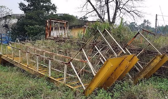 Hàng nghìn tấn vật liệu, thiết bị đã lắp đặt và được vận chuyển về trước đó vẫn đắp chiếu. Nhiều thiết bị hoen gỉ, hư hỏng, nằm giữa khuôn viên cỏ mọc um tùm. Tại Nhà máy cán thép Lưu Xá, nhiều máy móc đã được lắp đặt nhưng chưa hoàn chỉnh, các phân xưởng thi công lắp đặt dở dang. Trong khuôn viên nhà máy, 42 xe tải (loại Howo, gồm 5 phân khúc trọng tải) được phủ kín bạt. Hầu hết nhiều bộ phận các xe tải này đều hư hỏng, hoen gỉ.