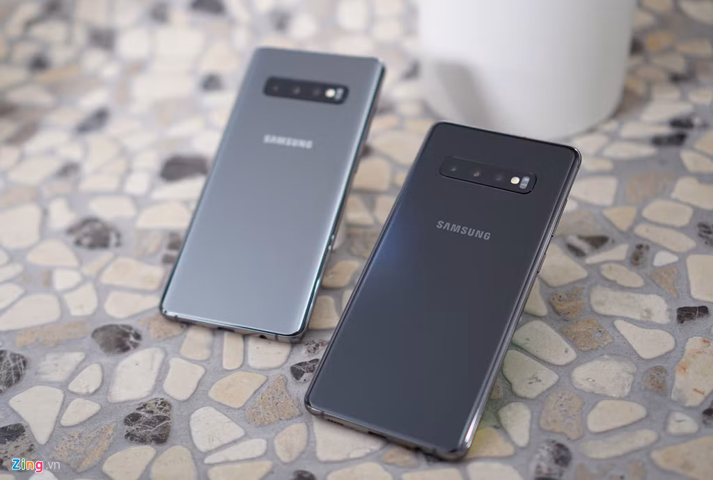 Samsung đã không khiến tín đồ của họ thất vọng khi bước sang thế hệ thứ 10 của dòng S, hãng trang bị cho model này gần như mọi công nghệ tiên tiến nhất. Tất cả những gì bạn cần, hoặc tưởng tượng ra có thể xuất hiện trên một chiếc smartphone cao cấp đều có mặt trên S10 và S10+. Đây sẽ là tên tuổi đáng gờm khi nó chính thức bán ra tại Việt Nam.