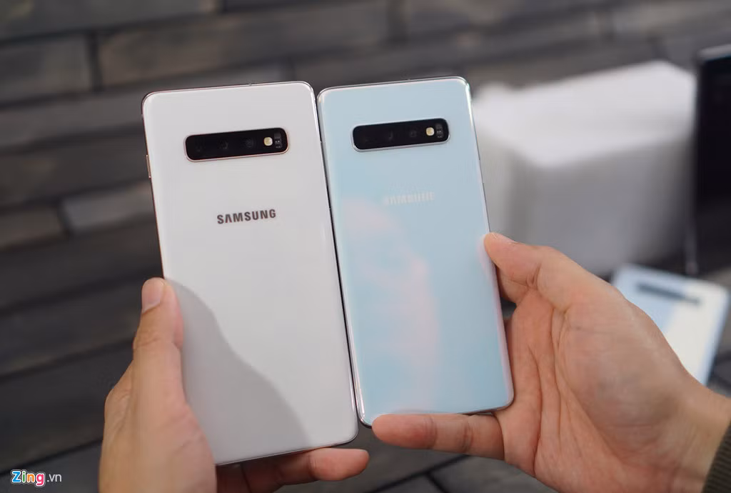 Đây là khác biệt của màu ceramic white (trắng gốm) của bản S10+ đặc biệt và màu white pearl (trắng ngọc trai) thông thường. S10 và S10+ cũng sở hữu nhiều công nghệ mới khác gồm Wi-Fi 6 (tốc độ nhanh hơn 20% thế hệ trước), sạc nhanh Fast Charge 2.0, chống nước chuẩn IP68, kết nối LTE tốc độ 2 Gbps hay hệ thống tản nhiệt bằng ống phục vụ gaming.