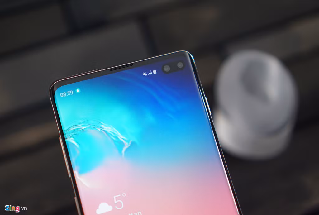 Ngoài kích thước lớn hơn, điểm dễ phân biệt nhất của S10+ so với S10 chính là cụm camera selfie kép. Camera selfie chính có độ phân giải 10 megapixel, khẩu độ f/1.9 với góc rộng 80 độ, trong khi camera thứ 2 dùng để đo độ sâu trường ảnh, độ phân giải 8 megapixel. S10 chỉ có một camera selfie. Bạn sẽ nhanh chóng quên đi sự xuất hiện của những camera này bởi màn hình hiển thị của máy tỏ ra xuất sắc khiến bạn tập trung vào những trải nghiệm khác.