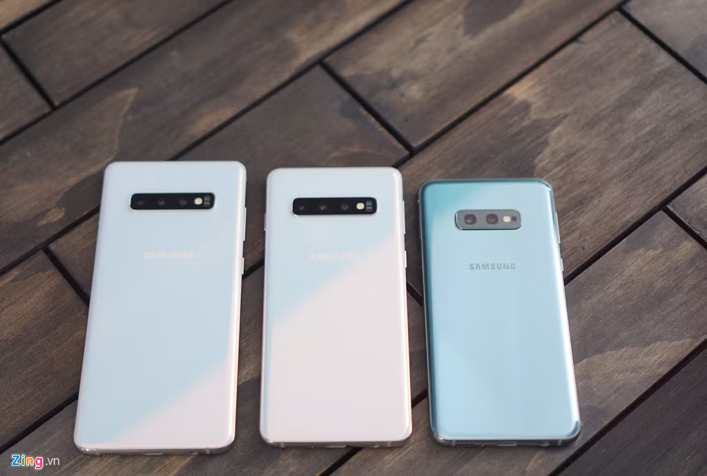 Từ trái qua phải lần lượt là S10+, S10 và S10e. Tại sự kiện ra mắt sản phẩm, Samsung cũng hé lộ về mẫu Galaxy S10 5G với màn hình 6,7 inch, pin 4.500 mAh. Hiện chưa rõ khi nào sản phẩm này chính thức ra mắt.