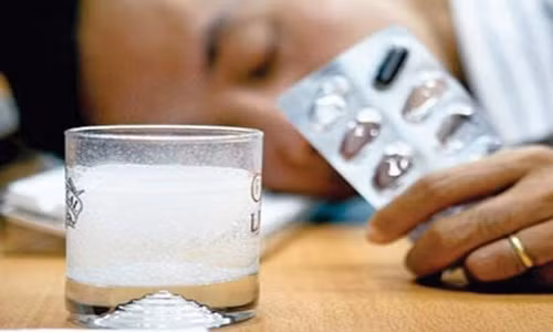 Khi say rượu, không nên uống các loại thuốc bổ gian, giải độc, thuốc giảm đau đầu. Hình minh họa. Khi say rượu, không nên uống các loại thuốc bổ gian, giải độc, thuốc giảm đau đầu. Hình minh họa.