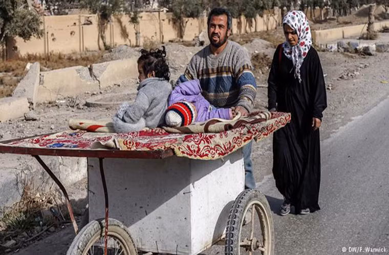 Người dân sử dụng nhiều phương tiện giao thông khác nhau để di chuyển trong thành phố Raqqa, chẳng hạn như xe đạp, xe máy hoặc chiếc xe tự chế như trong bức ảnh này.